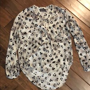 ASTR Leopard Print Hi Lo Ling Sleeve Shirt size XS